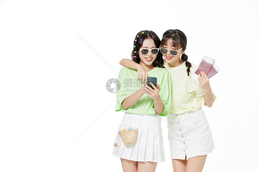 年轻姐妹花旅游玩手机图片