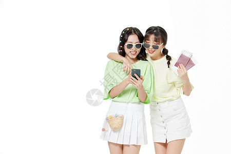 年轻姐妹花旅游玩手机图片