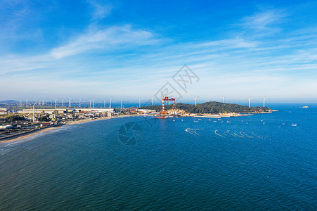 城市风车航拍翡翠湾海岸线背景