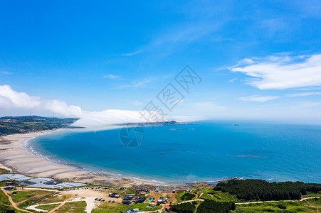 海角鲣鸟航拍云雾里的镇海角海岸线背景