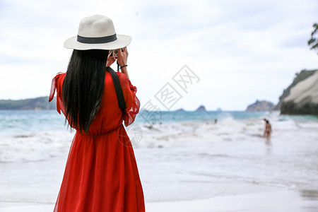 新西兰海边拍照的女孩背景图片