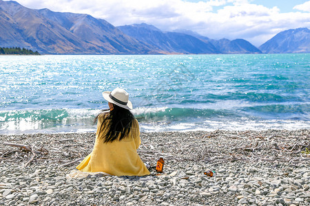 文艺女性拿帽子新西兰湖边女孩背影背景
