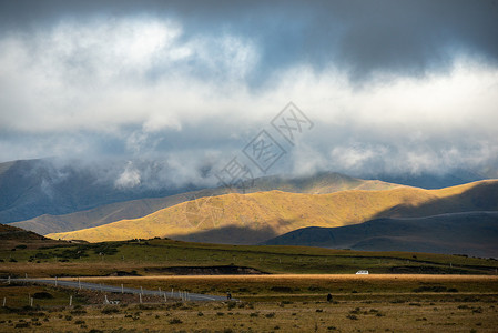 西藏318国道公路自然风光背景图片