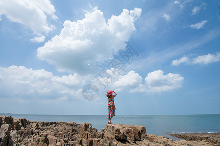 滕头村大连海岸美女背影背景