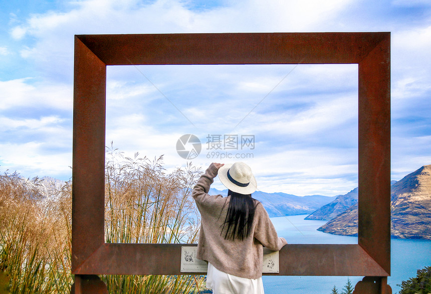 新西兰眺望普卡基湖的女孩背影图片