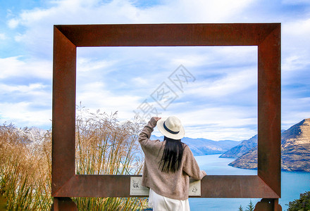 普纳凯基新西兰眺望普卡基湖的女孩背影背景