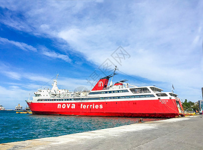 红色的轮船雅典港口轮船背景