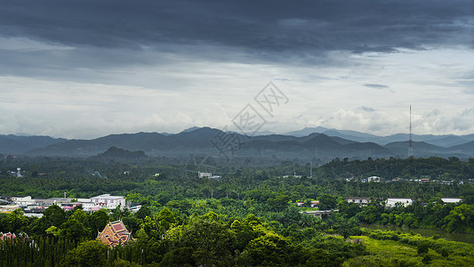 泰国春蓬阴雨天气下的森林城镇图片