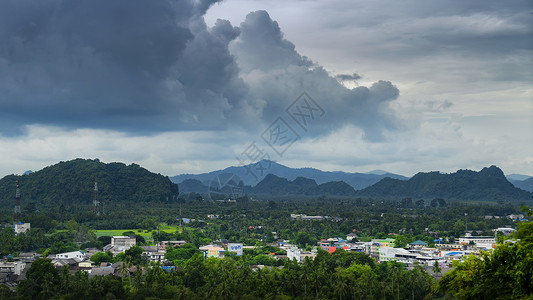 热带环境泰国春蓬阴雨天气下的森林城镇背景