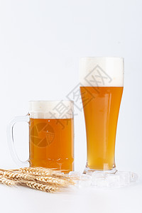 麦芽酒啤酒酒花到满的扎啤杯露出酒花背景