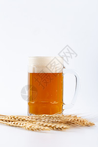 白色背景拍摄小麦啤酒高清图片