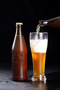 生啤酒向啤酒杯里面倒入小麦啤酒背景