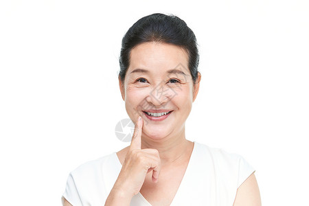 中老年女性露齿微笑背景图片