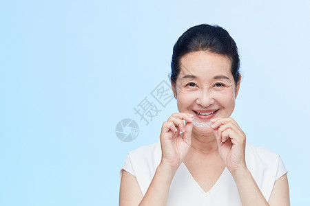 中年女性戴牙套动作高清图片