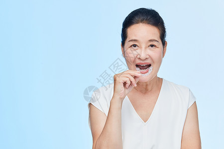 中年女性戴牙套动作高清图片
