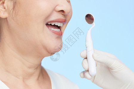 医生给中年女性检查牙齿图片
