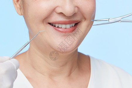 老年女性做牙齿手术高清图片