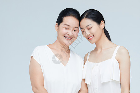 中年女性和年轻美女一起露齿微笑图片