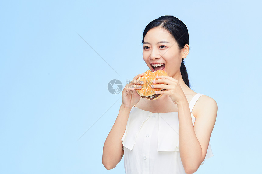 年轻美女吃汉堡图片