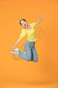 活力女性跳跃图片