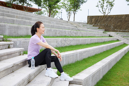 青年女性户外活动锻炼图片