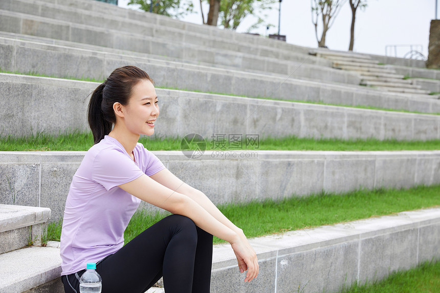 青年女性户外活动锻炼图片