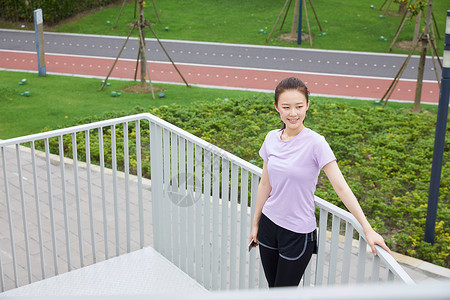 青年女性户外活动锻炼图片