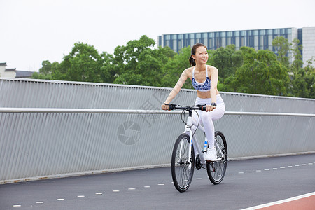 美女在户外公园里骑行高清图片