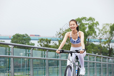 美女在户外公园里骑行背景图片