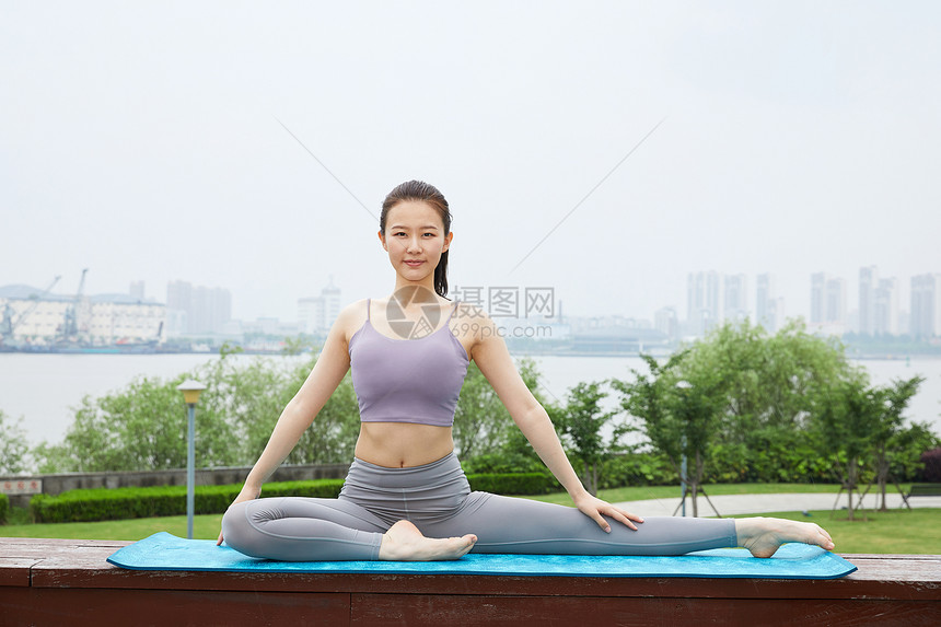 美女在户外公园里做瑜伽图片