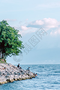 野狸岛洱海旁游泳少年背景