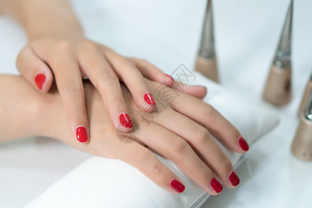 红指甲都市时尚精致女性手部美甲背景