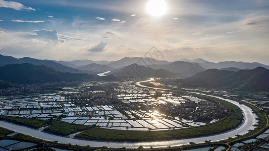 夕阳下的河流高清图片