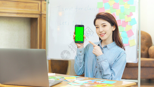 网络远程教育教育女性女老师远程教育手拿绿幕手机抠像视频背景