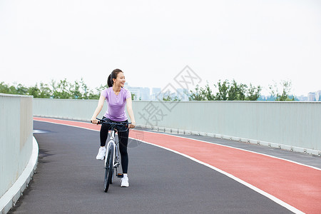 青年女性户外公园里骑行图片