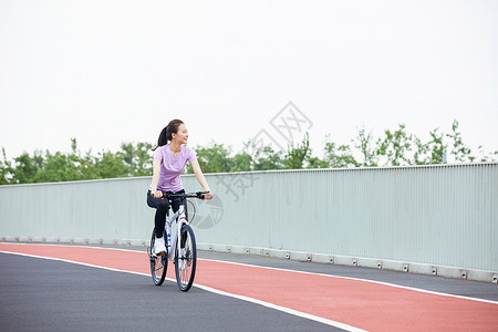 青年女性户外公园里骑行图片