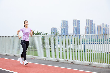 青年女性户外健身跑步图片