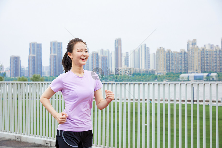 青年女性户外健身跑步图片