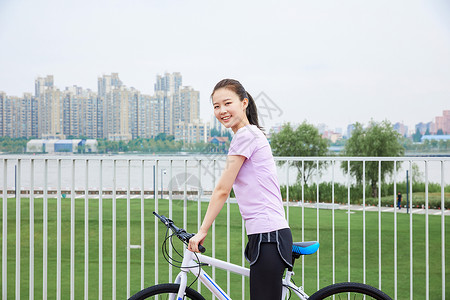 青年女性户外公园里骑行图片