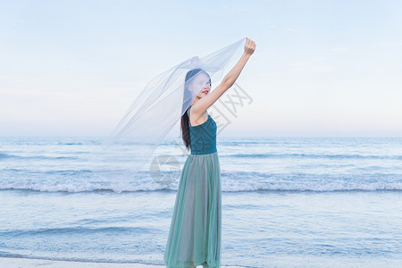 月高清美女海边的少女挥舞纱巾背景