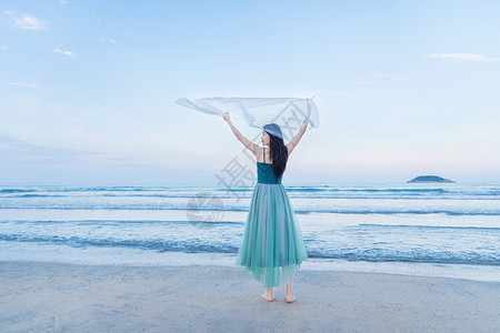 海滩游玩女孩海边的少女迎风起舞背景