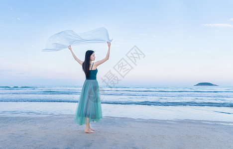 月高清美女海边的少女迎风起舞背景