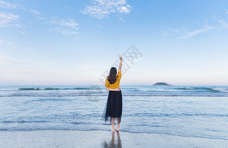 海滩游玩女孩海边的少女旅游背影背景