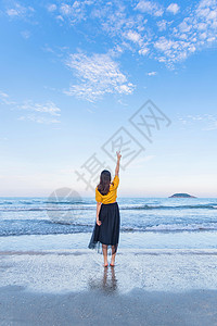 游玩女子逛街海边的少女背影背景