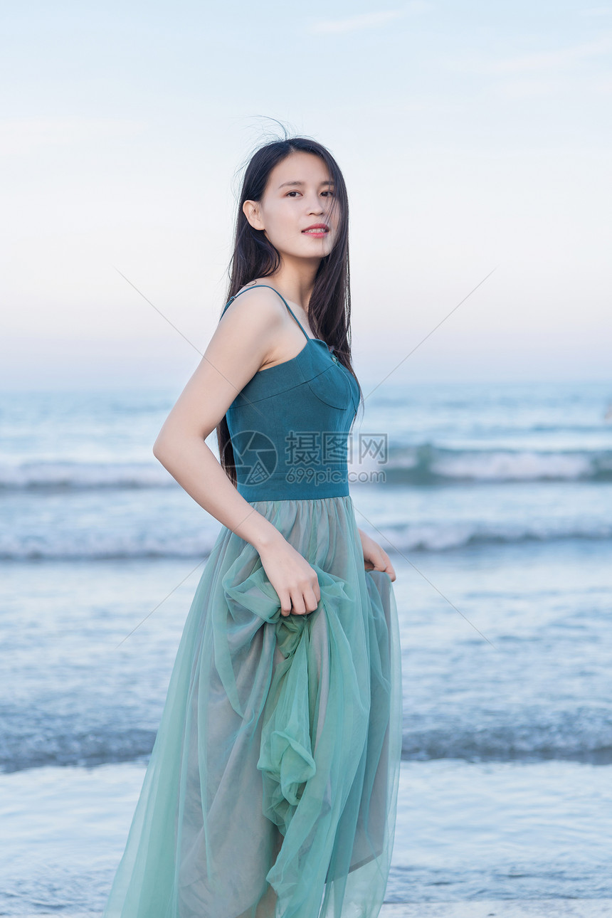海边的少女提着纱裙图片