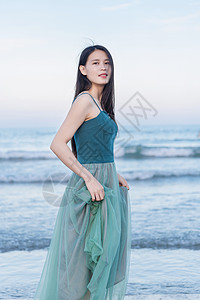 海边的少女提着纱裙背景图片