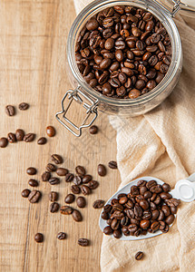 厨房中咖啡豆的烘培场景高清图片