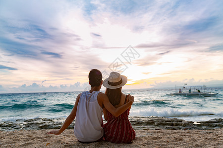 海边度假的情侣海边情侣背影背景