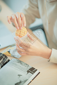 办公室小零食女生办公室吃零食背景