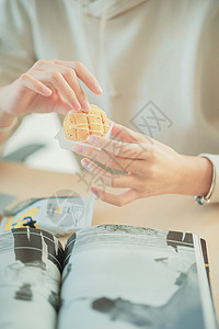 零食女生女生办公室吃零食背景